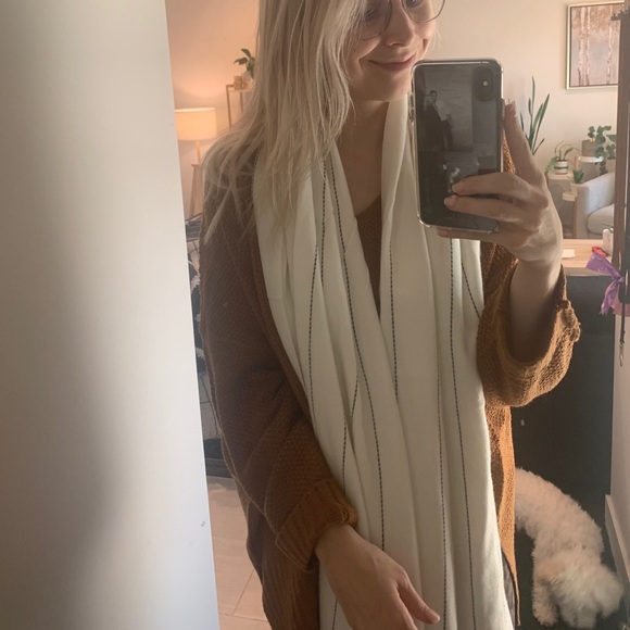 Gorgeous Brand New White Wool Scarf - Picture 7 of 7